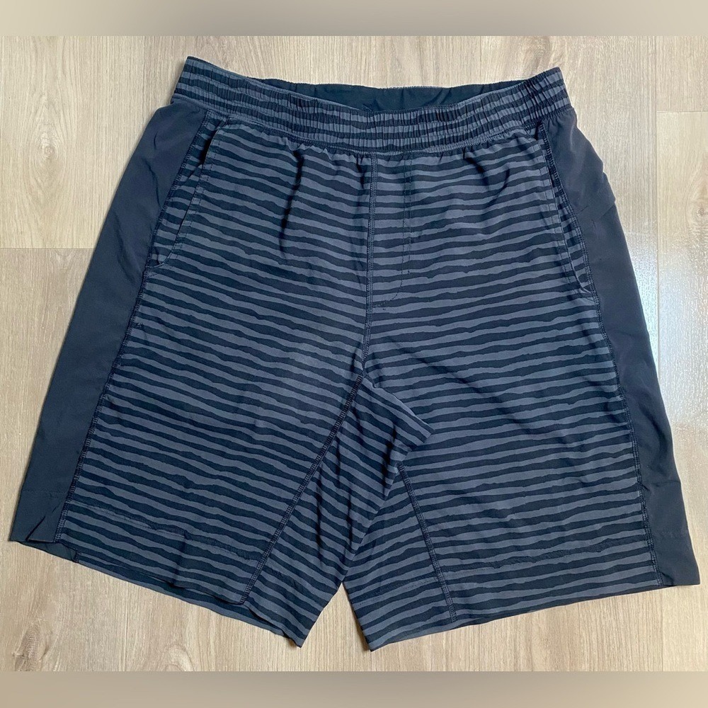 LULULEMON 11" T.H.E. Linerless Men's‎ Shorts Black Grey Striped Size L